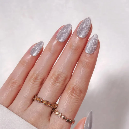 Sweet-style crystal cat-eye nail art, short almond-shaped nails in nude colors, removable and ready-to-wear artificial nails